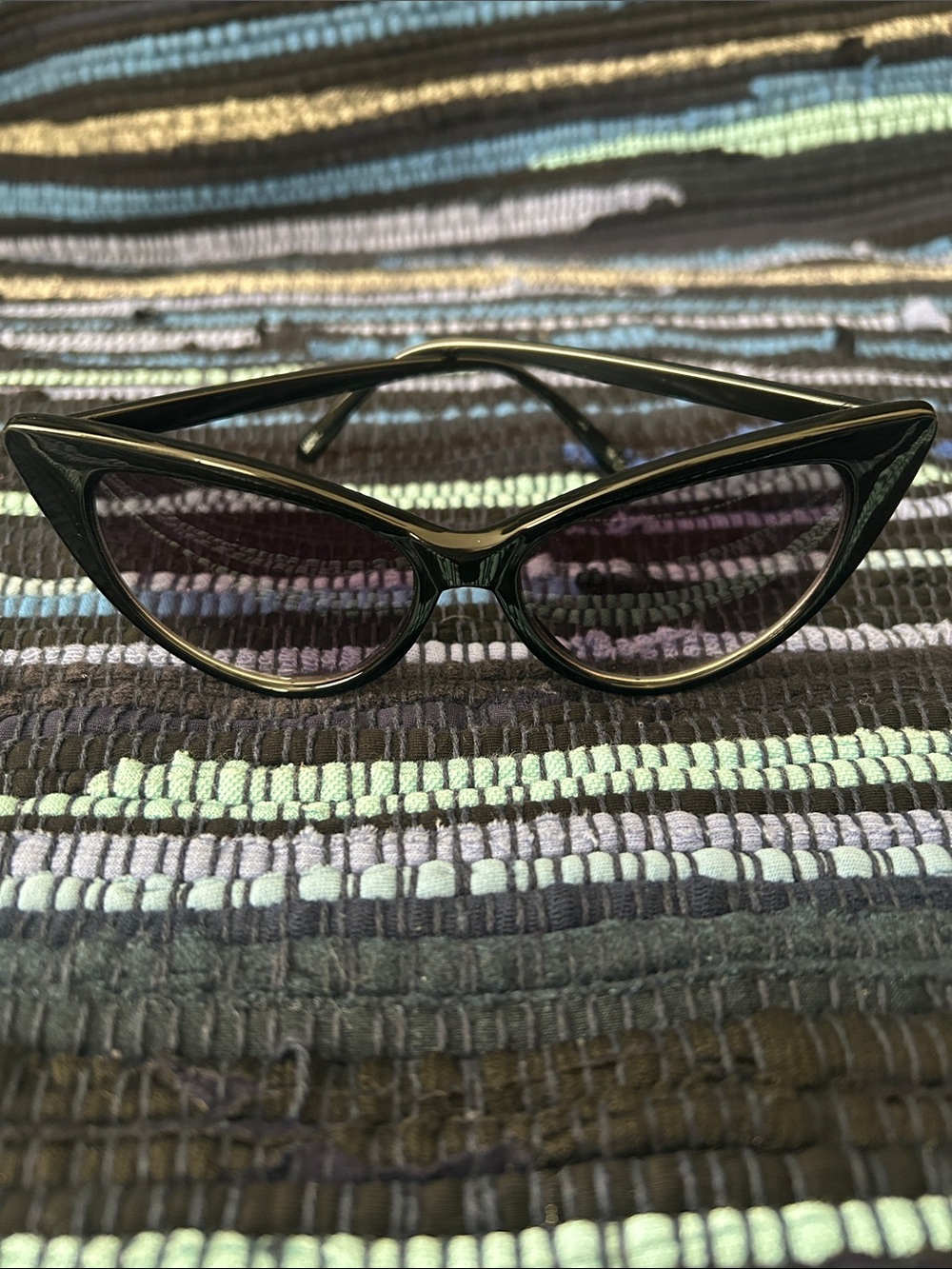 Black Cat-Eye Sunglasses - Sleek Women's Fashion Shades